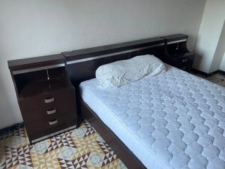 Cama de matrimonio con mesitas o sin ellas