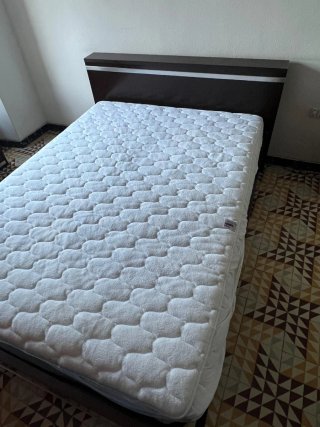 Cama de matrimonio con mesitas o sin ellas