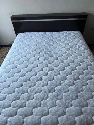 Cama de matrimonio con mesitas o sin ellas