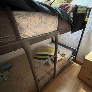 Cama litera Ikea negra y multicolor