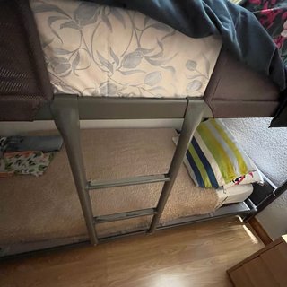 Cama litera Ikea negra y multicolor