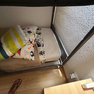 Cama litera Ikea negra y multicolor
