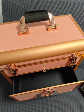Maletín de maquillaje rosa y dorado
