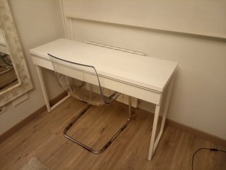 Escritorio blanco y silla transparente