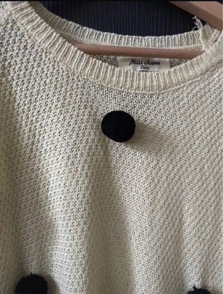 Jersey punto amarillo con pompones negros