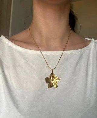 Elegante Collar dorado con colgante de flor