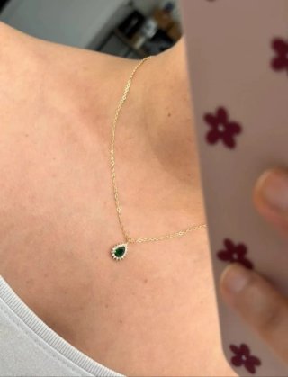Elegante Collar dorado con colgante de esmeralda!!