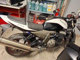 Kawasaki Z750 Naked Blanca y Negra