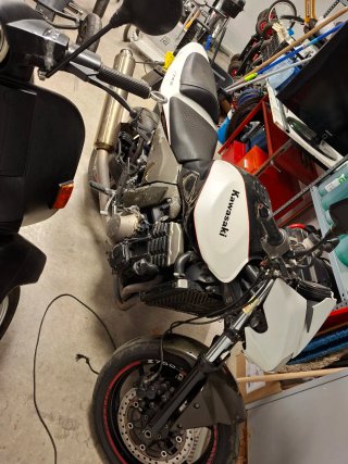 Kawasaki Z750 Naked Blanca y Negra