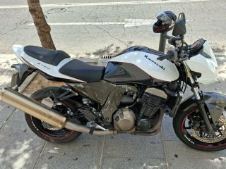 Kawasaki Z750 Naked Blanca y Negra