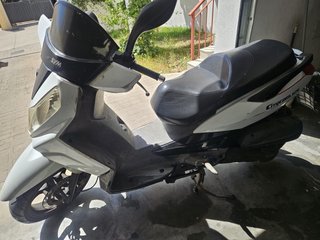 Moto Scooter SYM 125cc Blanca y Negra