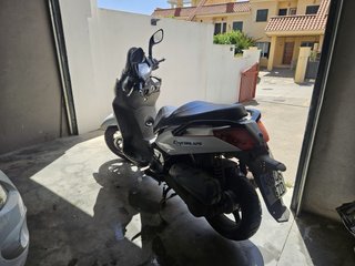 Moto Scooter SYM 125cc Blanca y Negra