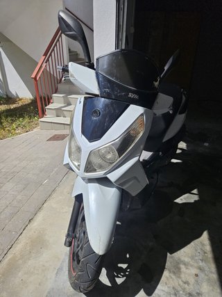 Moto Scooter SYM 125cc Blanca y Negra