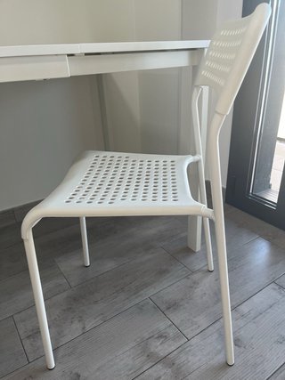 Mesa extensible blanca con 2 sillas