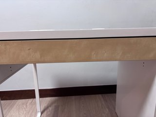 Escritorio MICKE Ikea 150x105 Blanca y Madera