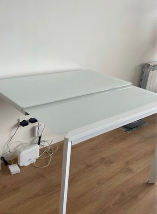 Mesa de cristal y aluminio blanca