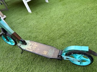 Patinete infantil verde y azul