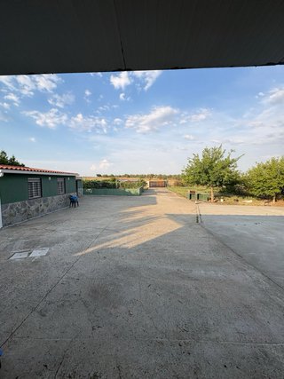 Se vende parcela con piscina