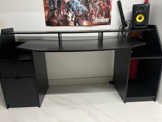 Escritorio negro