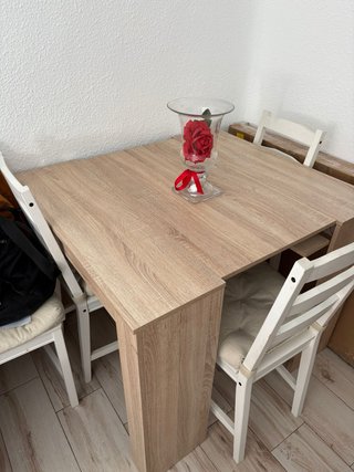 Mesa extensible de madera y cristal