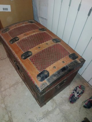 Baúl antiguo decorativo