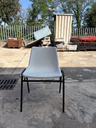 Sedie impilabili in metallo e plastica