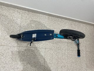 Patinete infantil azul y negro