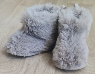 Botinhas de bebé em pelo sintético cinza