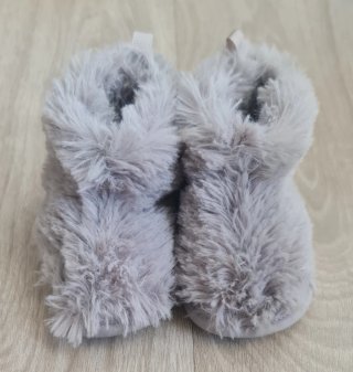 Botinhas de bebé em pelo sintético cinza