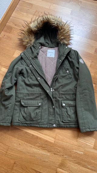 Cazadora verde con capucha y pelo Talla XS