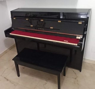 Piano de pared Yamaha negro
