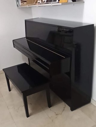 Piano de pared Yamaha negro