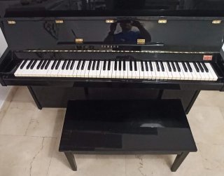 Piano de pared Yamaha negro