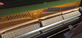 Piano de pared Yamaha negro