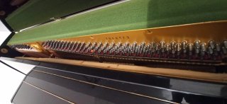Piano de pared Yamaha negro