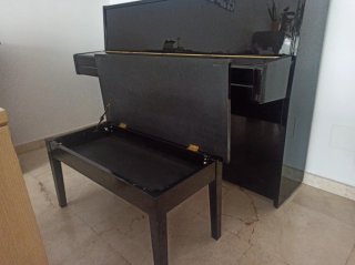 Piano de pared Yamaha negro