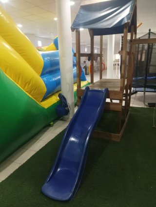 Parque infantil madera columpio tobogán