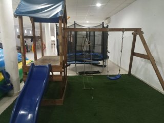 Parque infantil madera columpio tobogán