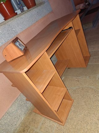 Escritorio de madera marrón