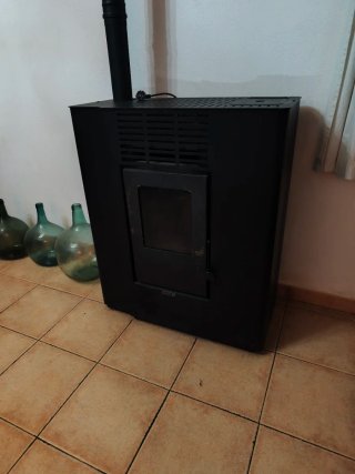 Chimenea de pellets negra