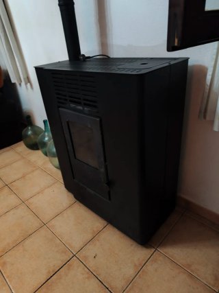 Chimenea de pellets negra