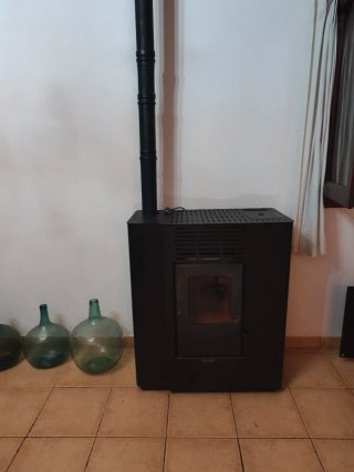 Chimenea de pellets negra