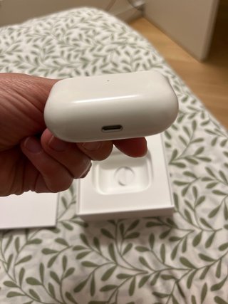 AirPods con Custodia di Ricarica Apple