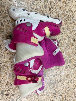Patines en línea rosas y blancos