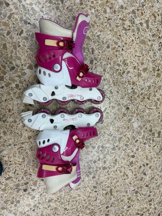 Patines en línea rosas y blancos