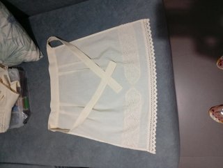 Delantal huertana beige con encaje