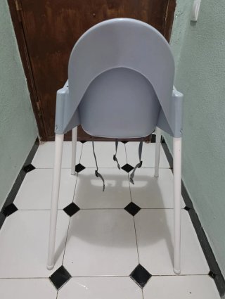 Trona bebé celeste con arnés sin bandeja.