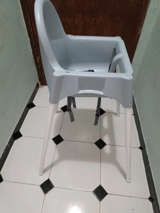Trona bebé celeste con arnés sin bandeja.