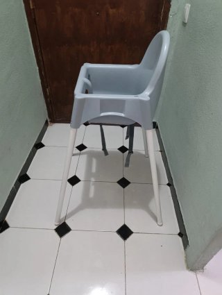 Trona bebé celeste con arnés sin bandeja.