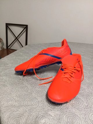 Zapatillas de fútbol negras , naranjas y moradas